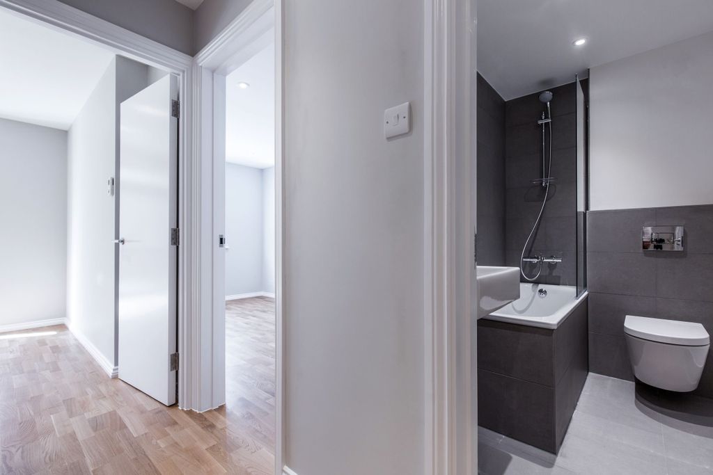 Property photo 3 of 10 Hall (Example)