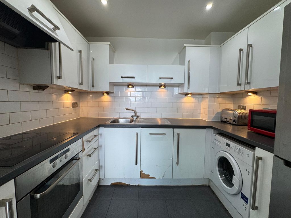 Property photo 1 of 10 Modern 2-Bedroom Flat To Rent - Prime Location On Hounslow High Street