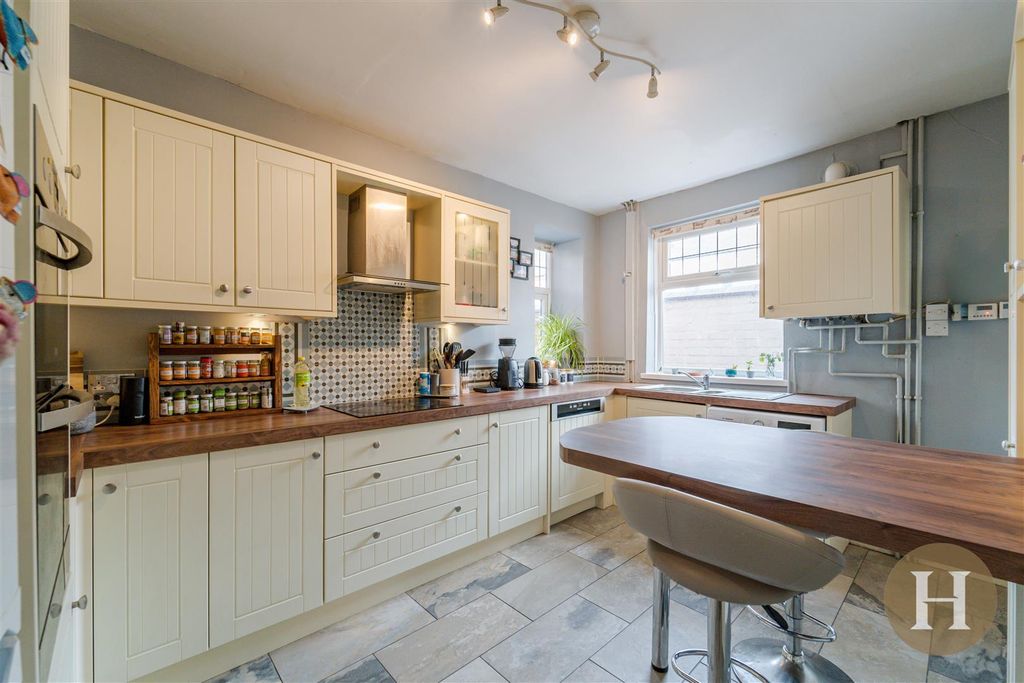 Property photo 3 of 33 Hadleigh Estate Agents-2.Jpg