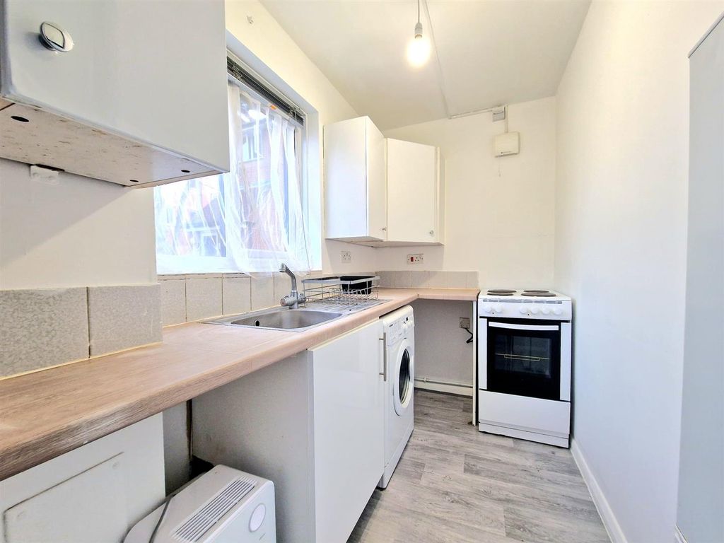 Property photo 1 of 8 Kitchen 1.Jpg