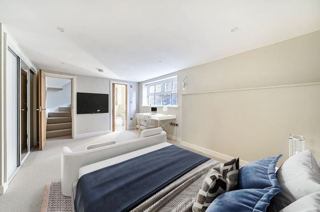 Property photo 2 of 21 Ewemoveharrogate Mews Basement Bedroom