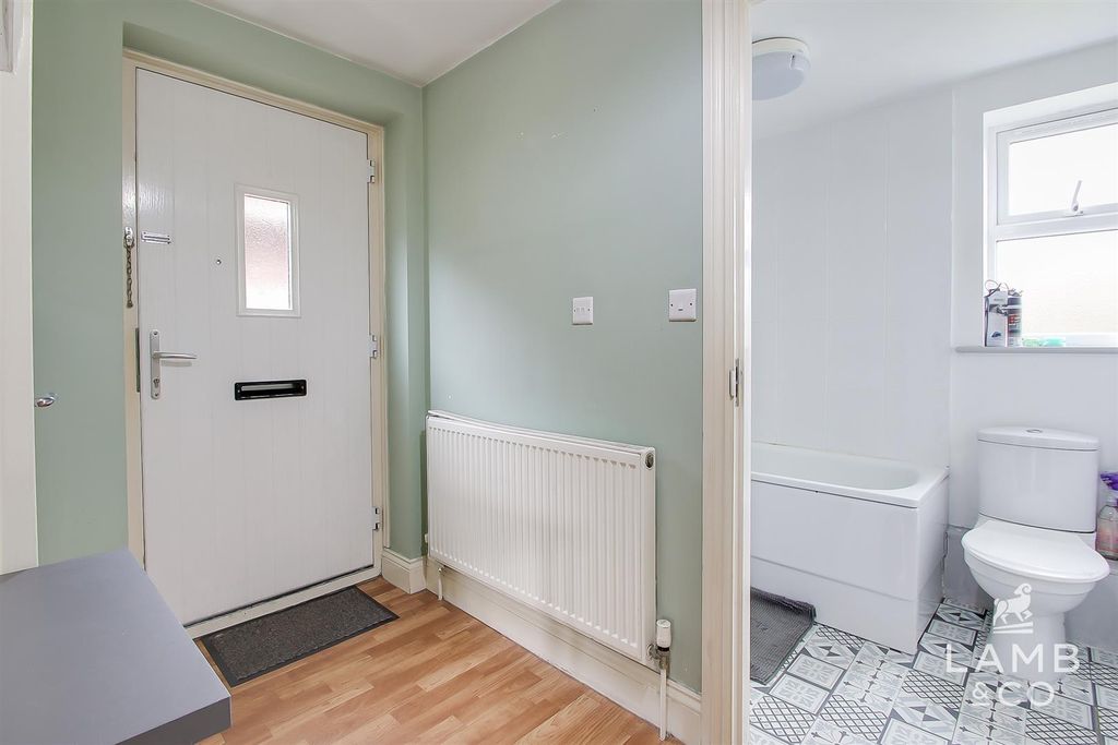 Property photo 3 of 14 Entrance Hall