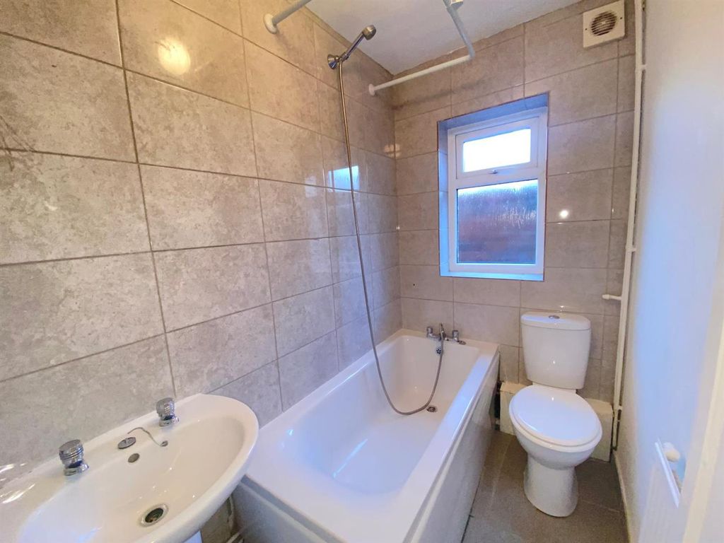 Property photo 2 of 7 Bathroom.Jpeg