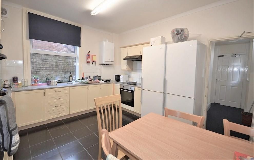 Property photo 3 of 23 47-Broomgrove-Rd-Kitchen.990x0.Jpg