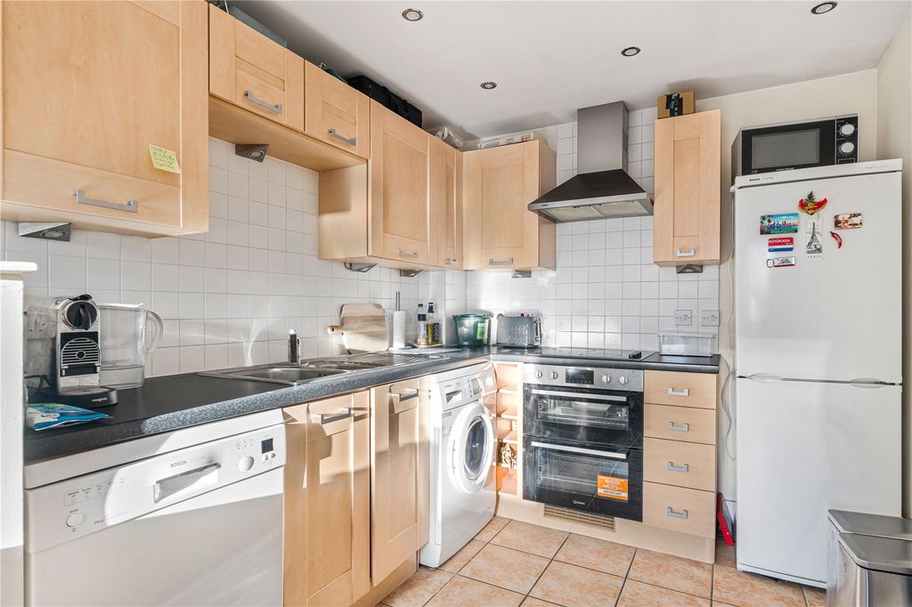 Property photo 3 of 10 Kitchen