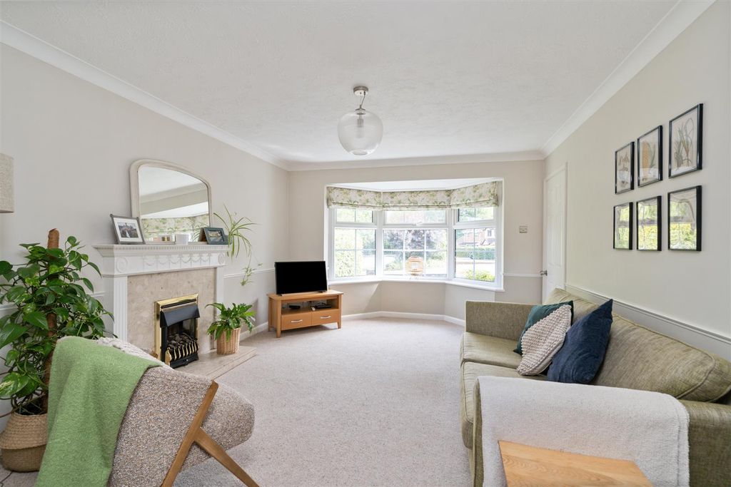 Property photo 2 of 19 19 Chelveston Crescent_17.Jpg