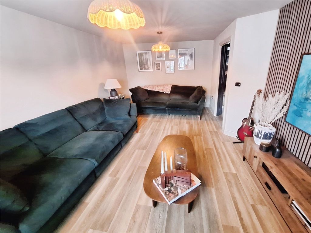 Property photo 2 of 16 Lounge