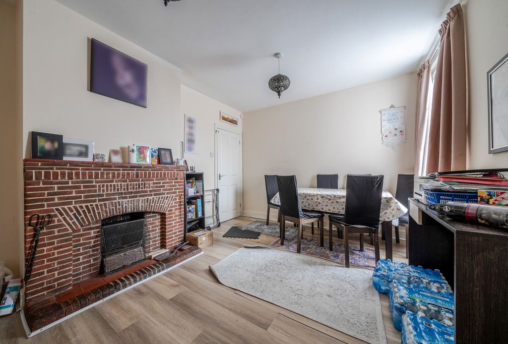 Property photo 2 of 14 1393826-16-698713...