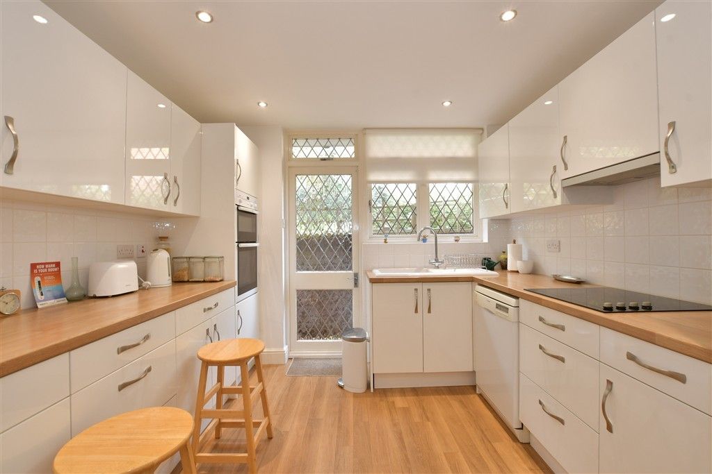 Property photo 3 of 10 Kitchen