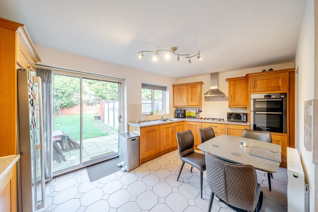 Property photo 3 of 21 1383650-14-693d4c...