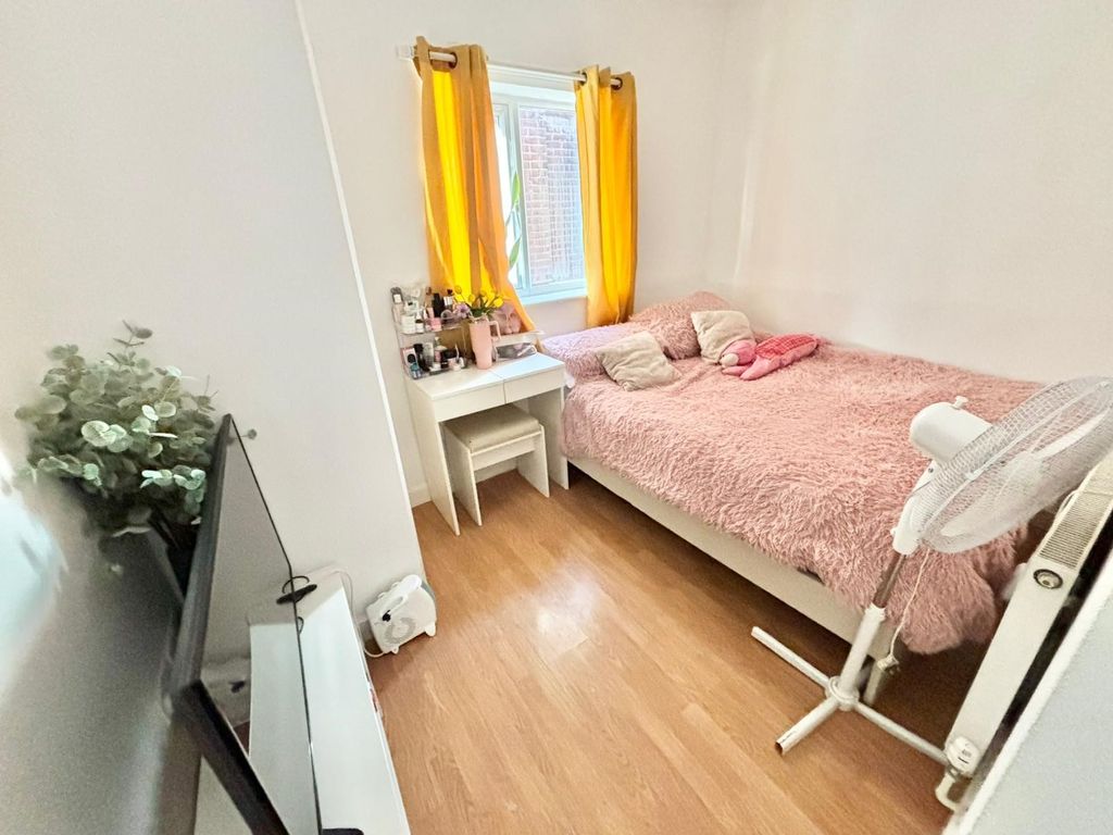 Property photo 3 of 7 Living Room