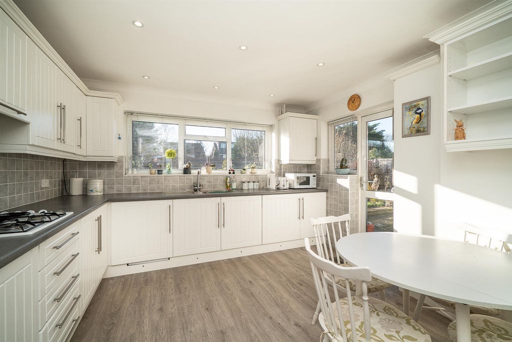 Property photo 3 of 18 Kitchen 2