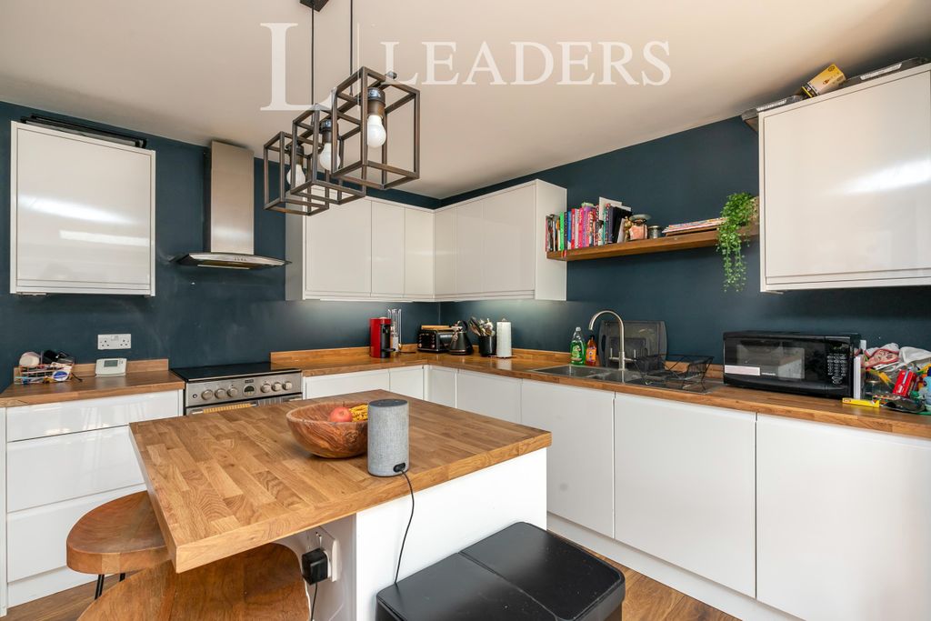 Property photo 2 of 11 Kitchen