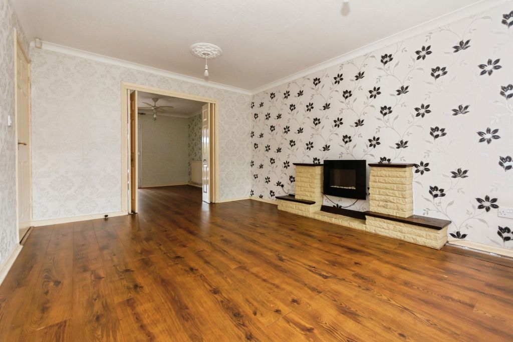 Property photo 3 of 18 Living Room