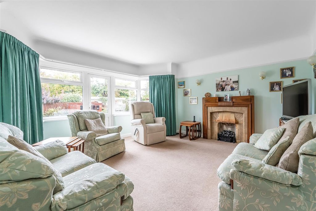 Property photo 2 of 34 42-Anne-Boleyns-Walk-7.Jpg