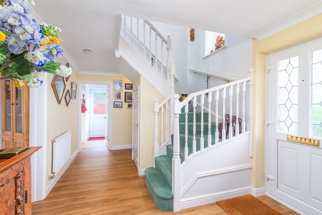 Property photo 3 of 17 Entrance Hall