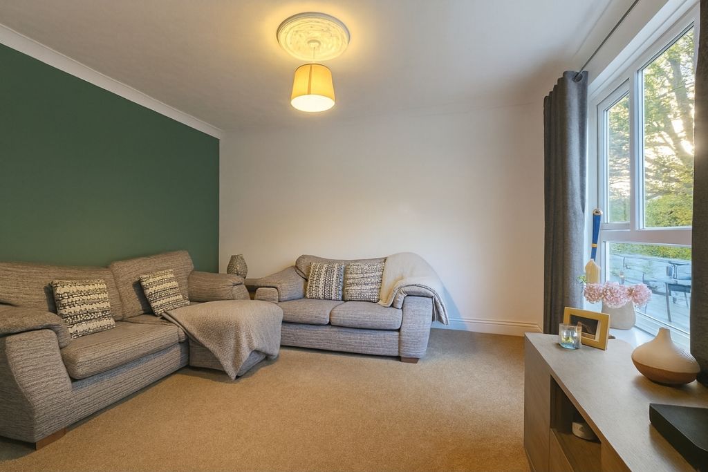 Property photo 3 of 16 Lounge