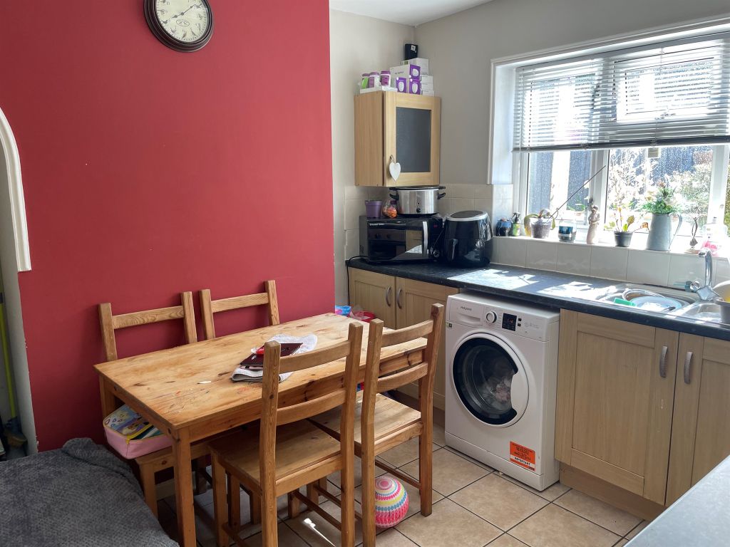 Property photo 3 of 6 Kitchen