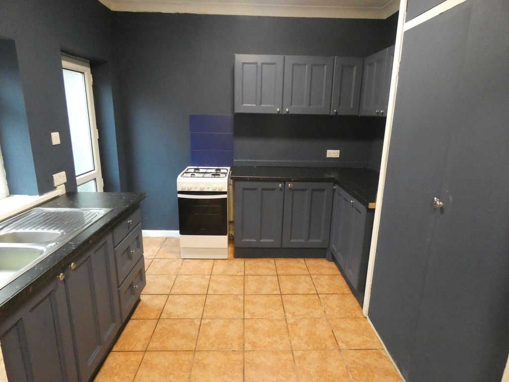 Property photo 3 of 12 Kitchen