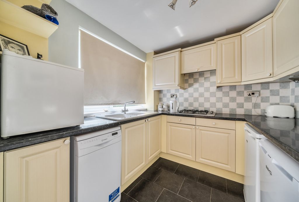 Property photo 2 of 15 32-6823806Eed659-...