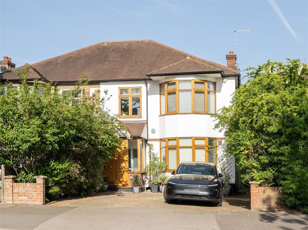 Property photo 1 of 49 Woodford Road, E18