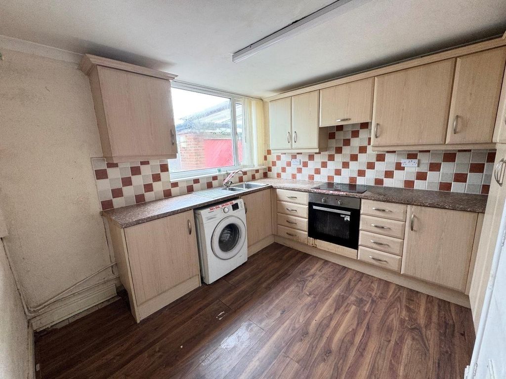 Property photo 3 of 10 Kitchen