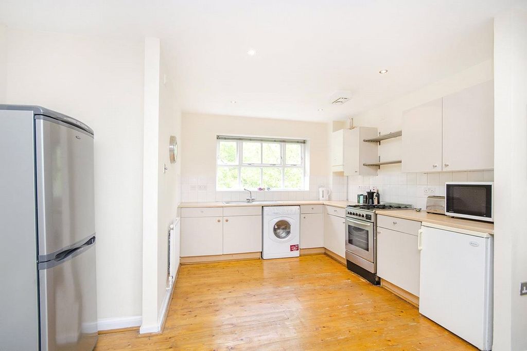 Property photo 3 of 9 Kitchen