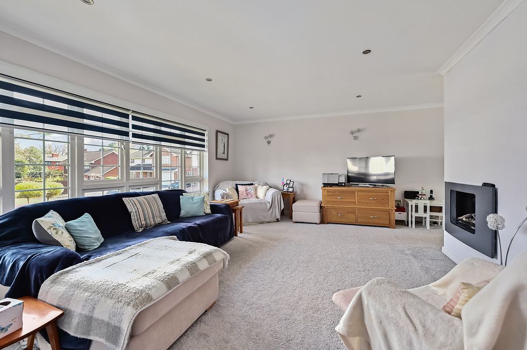 Property photo 3 of 20 Lounge