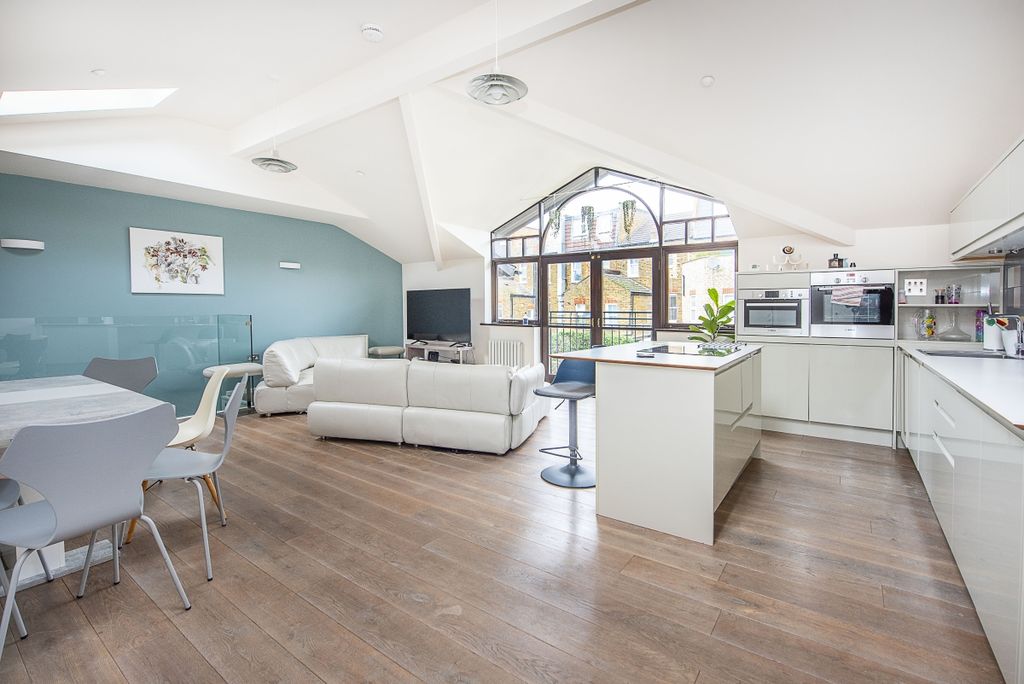 Property photo 3 of 9 St Georges Court