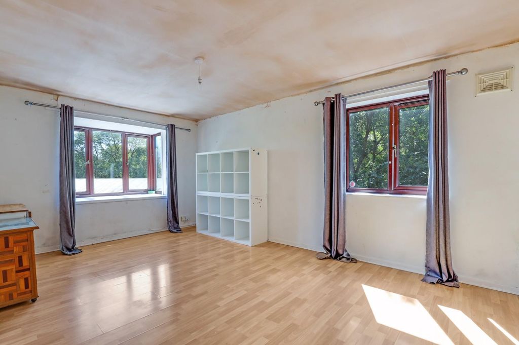 Property photo 3 of 15 11-d8F3Jhpropwpen - 44 Ashurst Close - 31.Jpg