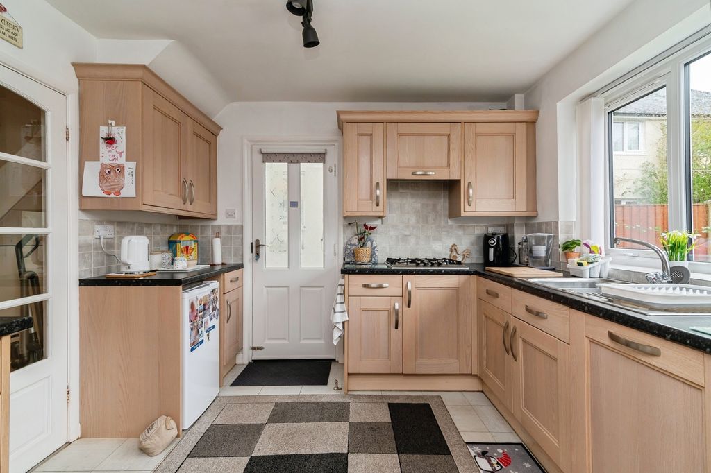 Property photo 2 of 20 Fitted Kitchen