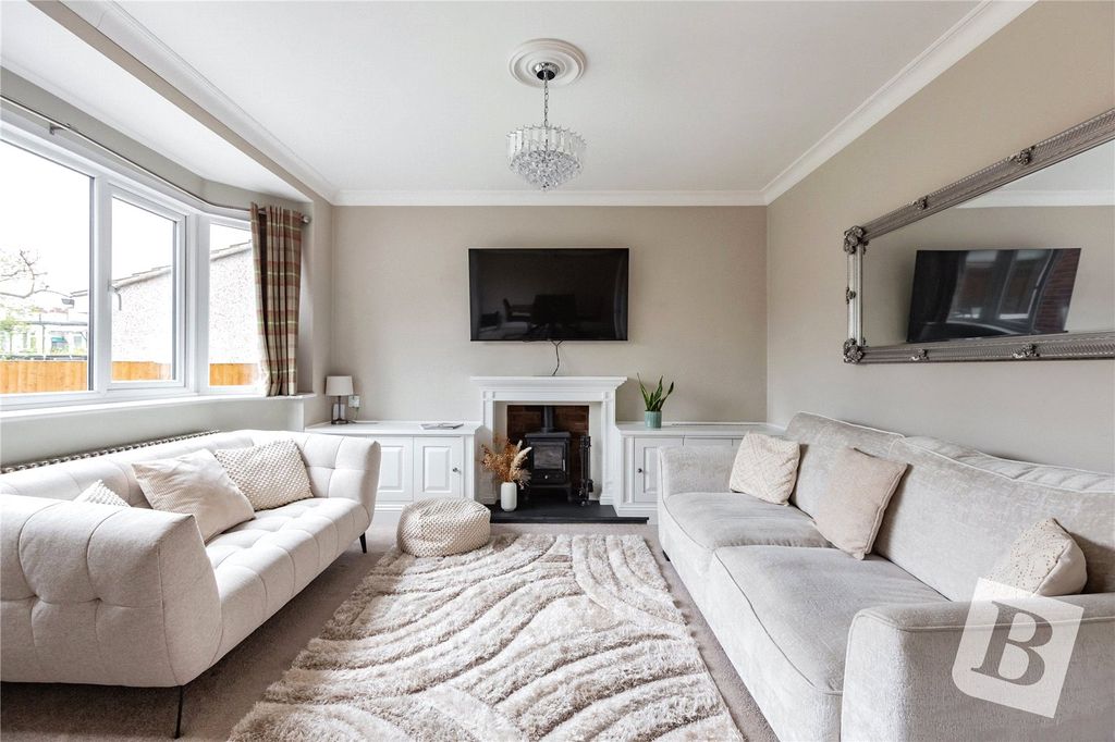 Property photo 2 of 18 Lounge