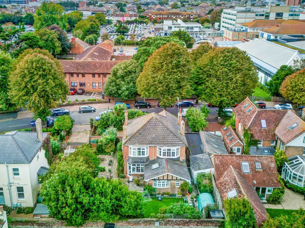 Property photo 2 of 27