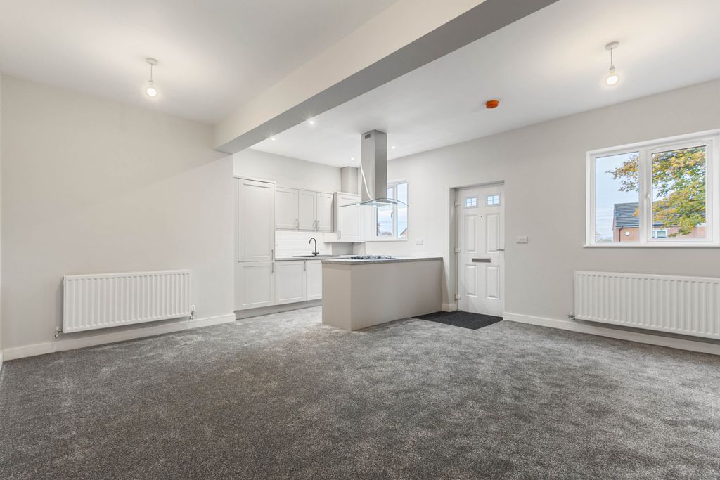 Property photo 2 of 12 Living / Kitchen