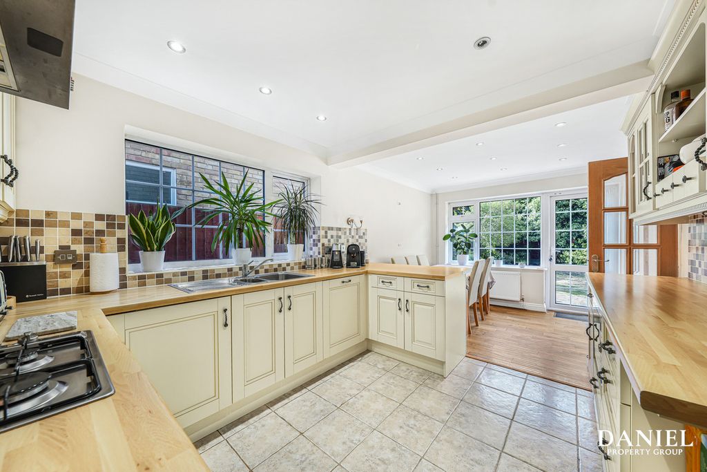 Property photo 2 of 31