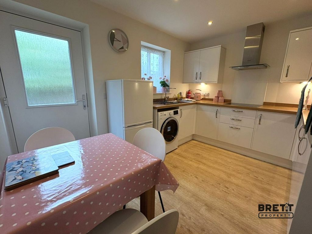 Property photo 3 of 8 Kitchen-Dining