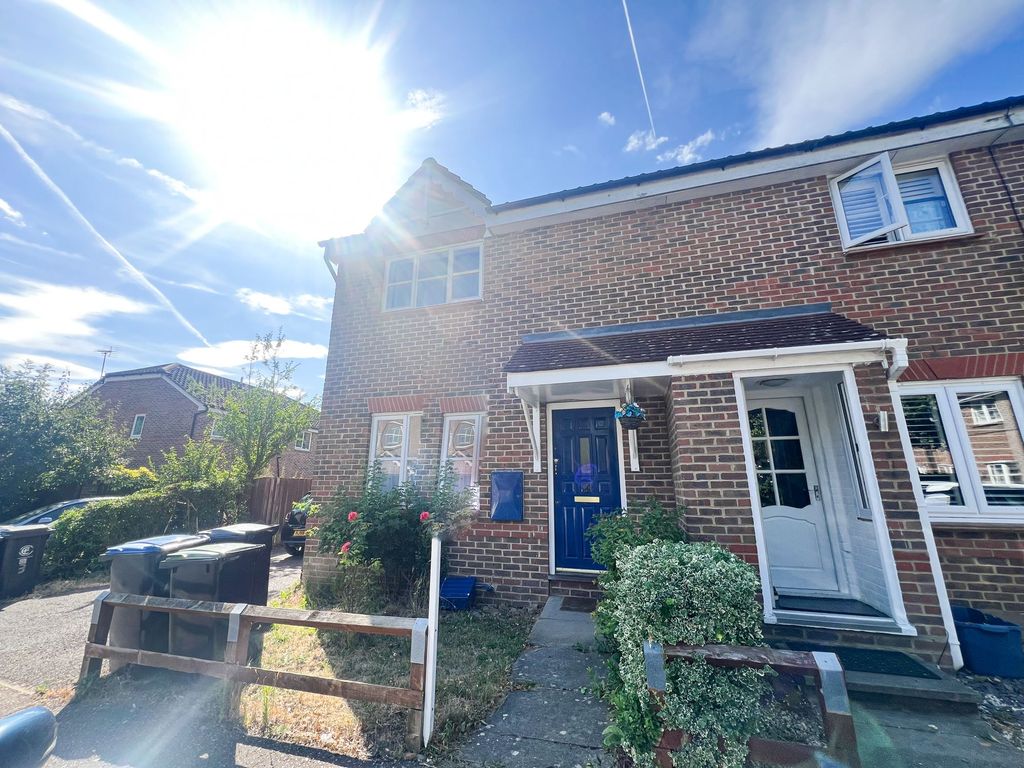 Property photo 1 of 11 Bryony Close Ig10