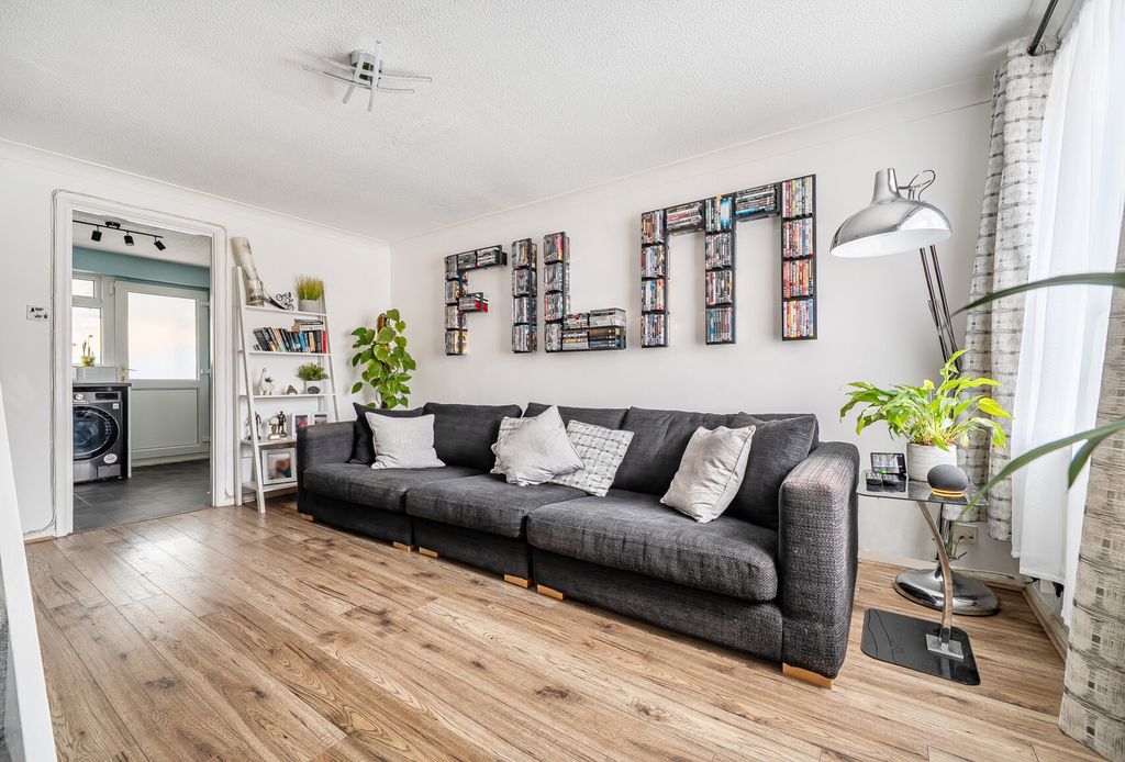 Property photo 2 of 11 1396219-19-696665...