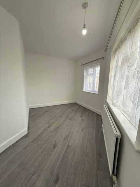 Property photo 2 of 7 Elthorne 2
