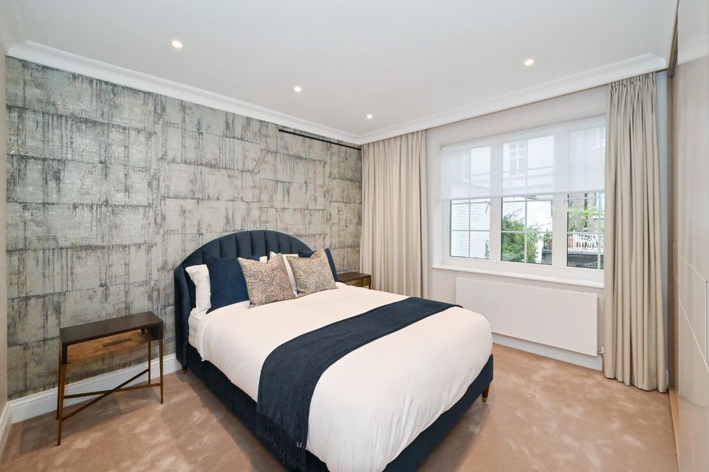 Property photo 3 of 7 2-2-Red-Lion-Yard (7).Jpg