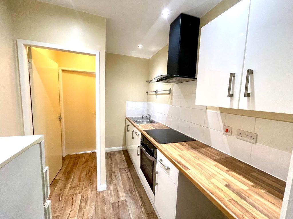 Property photo 3 of 11 Modern Kitchen