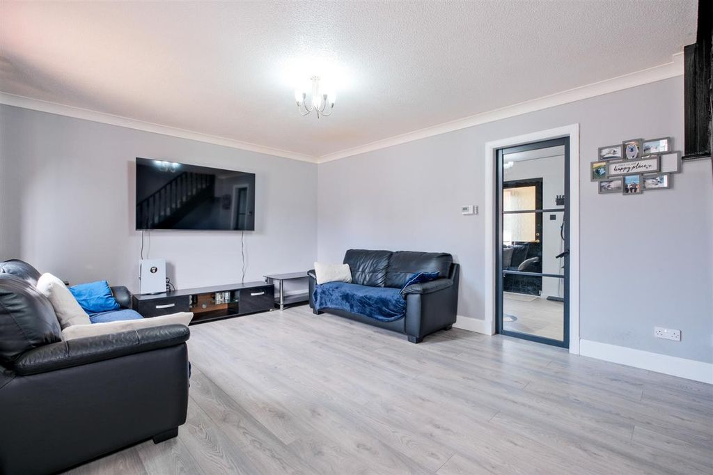 Property photo 2 of 17 Lounge