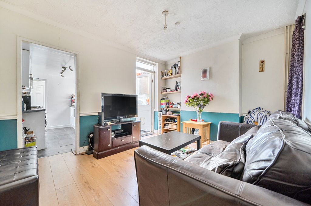 Property photo 2 of 16 1375941-8-693962E...