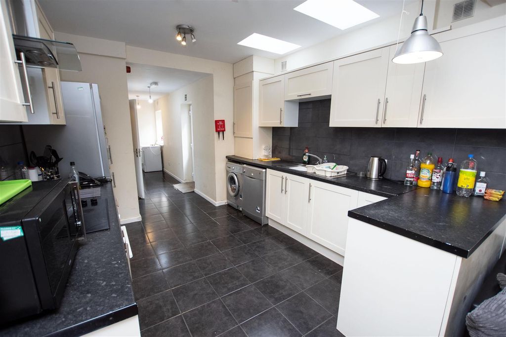 Property photo 3 of 12 Approach