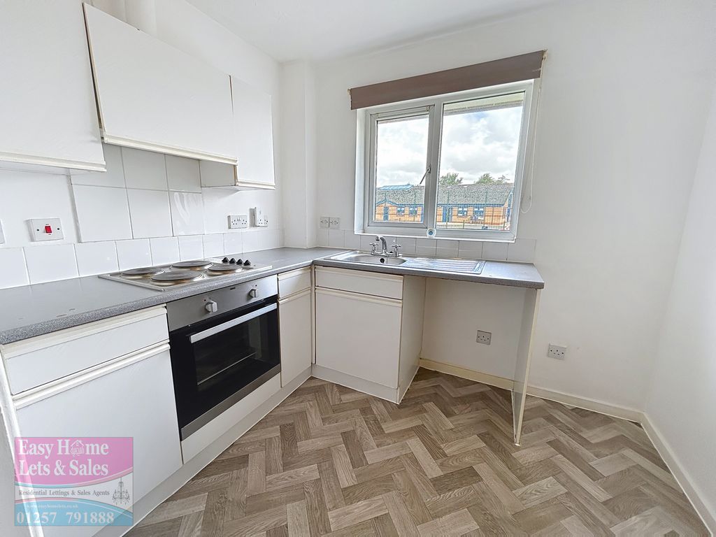 Property photo 2 of 8 Kitchen