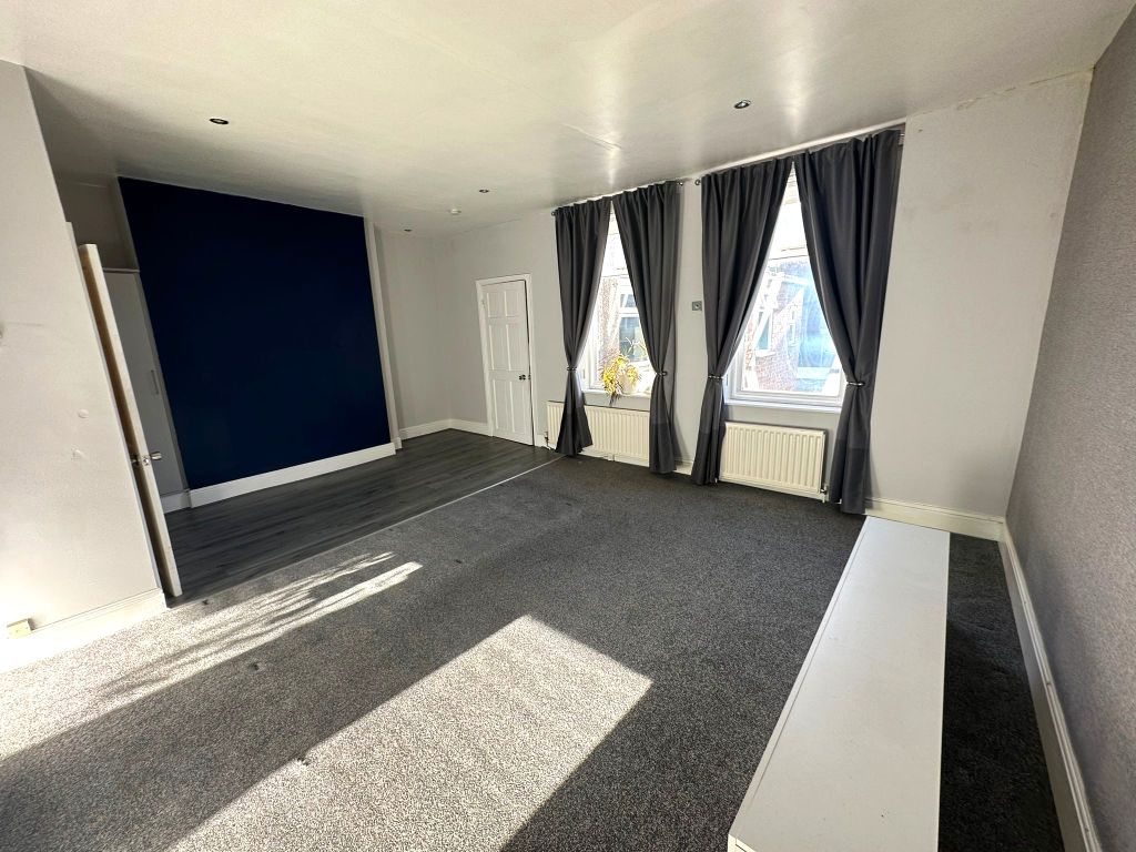 Property photo 3 of 8 Lounge 2