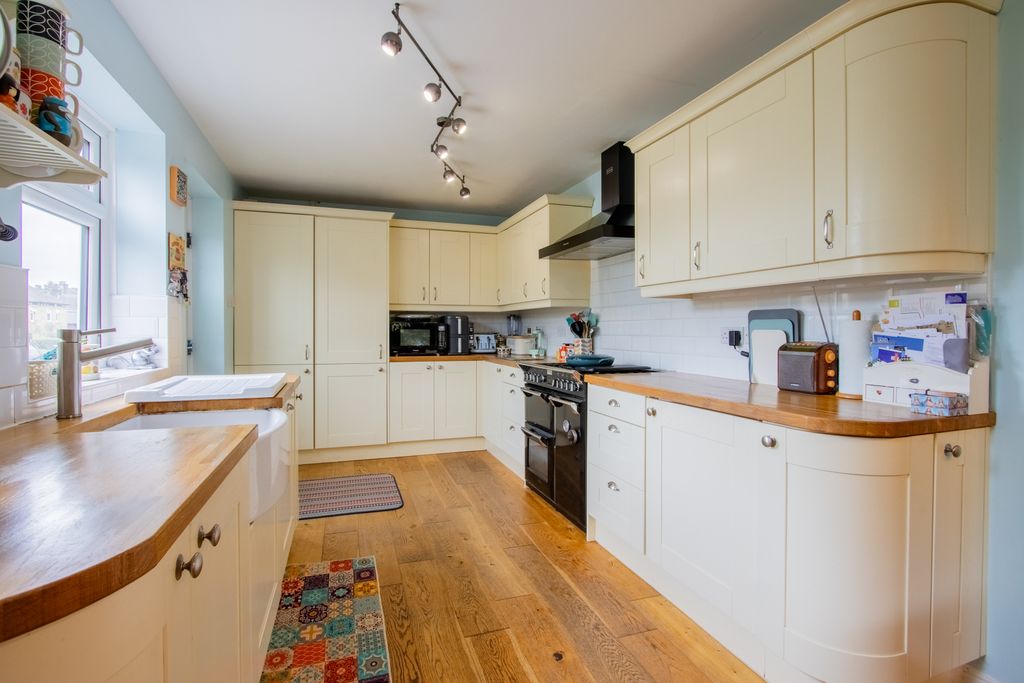 Property photo 2 of 25 Kitchen