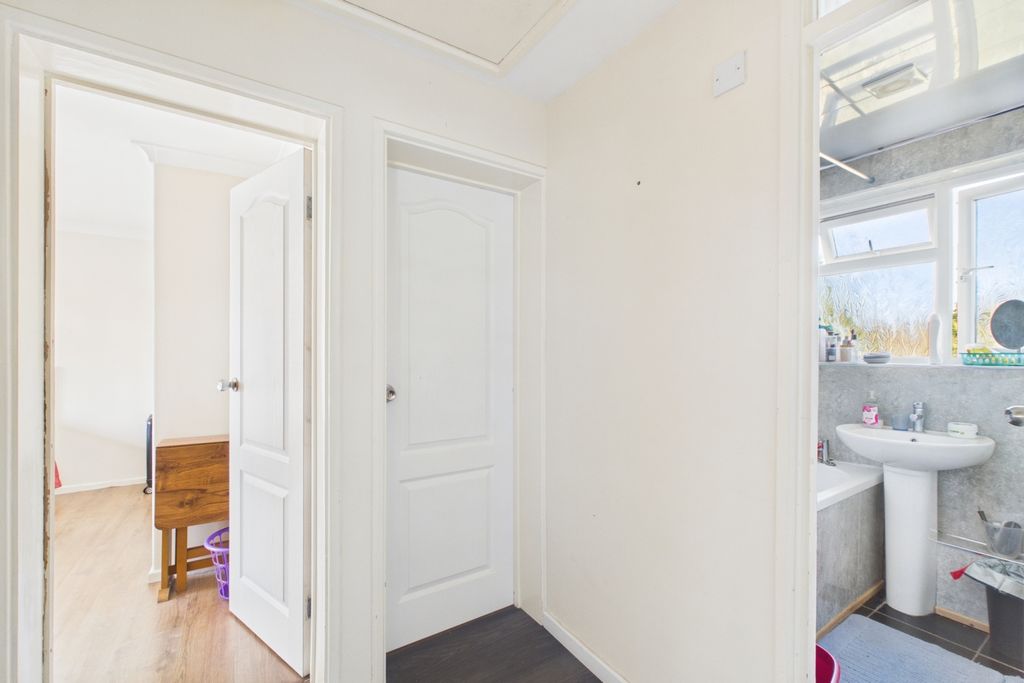 Additional image 7 of 2 bed flat for saleRockleigh Court, Linslade LU7
