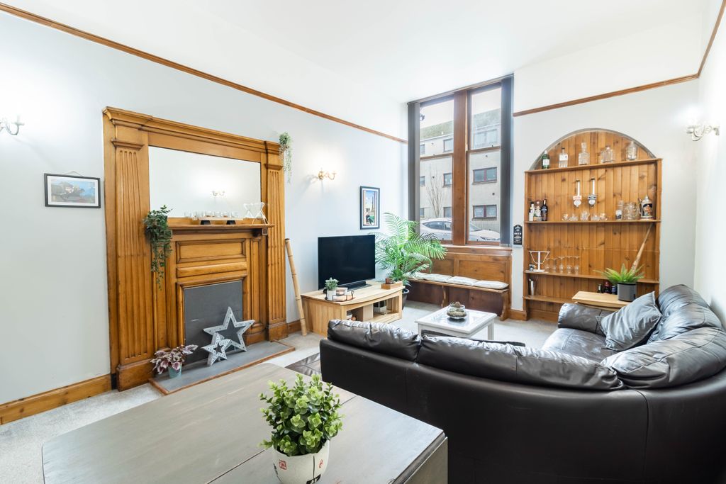 Property photo 1 of 20 Lounge