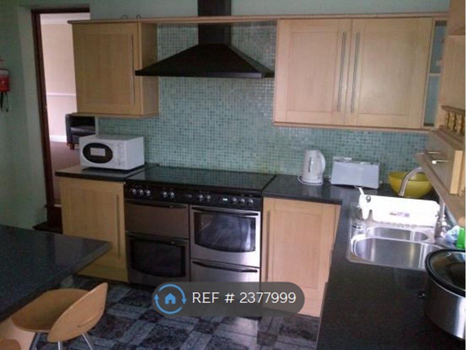 Property photo 3 of 8 Kitchen